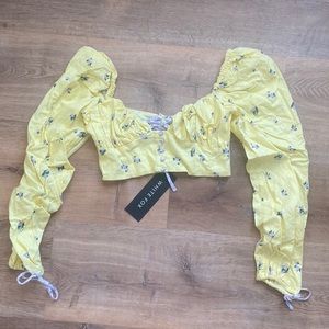Floral yellow cropped long sleeve 🌸 🌺